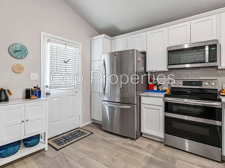 2425 Ayers Dr — Photo 11