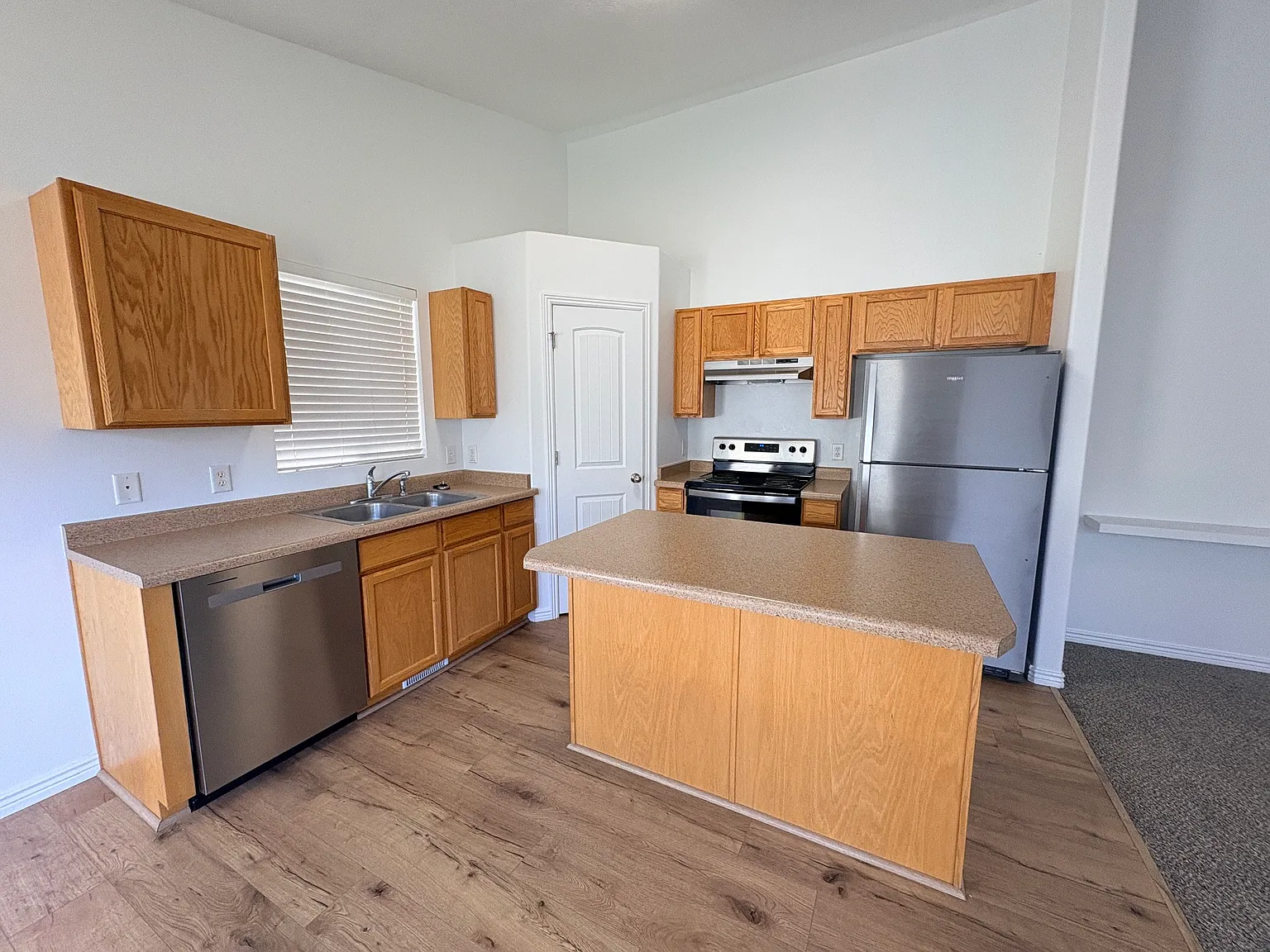 3 bed, 2447 sqft, $2,295 — Photo 2