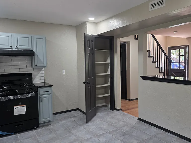 641 Redstone Ave — Photo 11