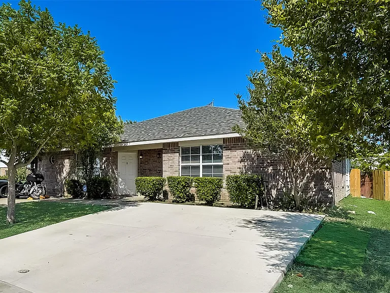 305 Kings Way Dr #A — Photo 1