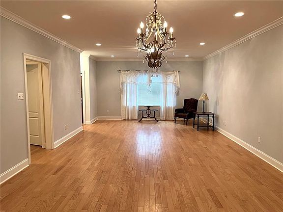 3rd image of 5811 Paris Ave