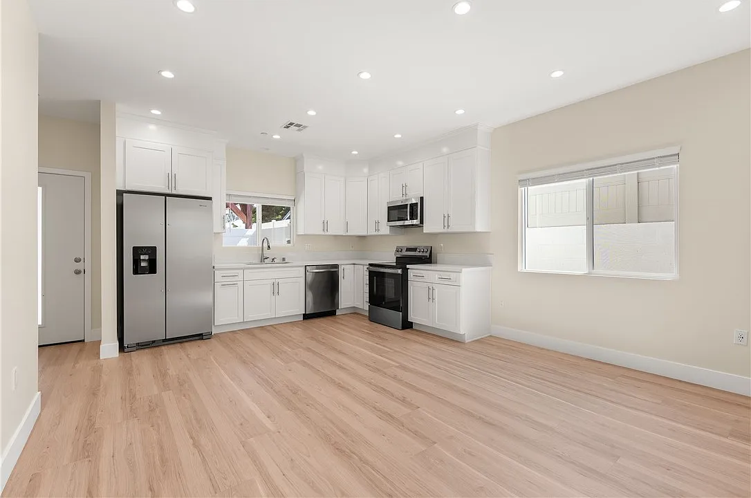 2 bed, 810 sqft, $3,100 — Photo 1