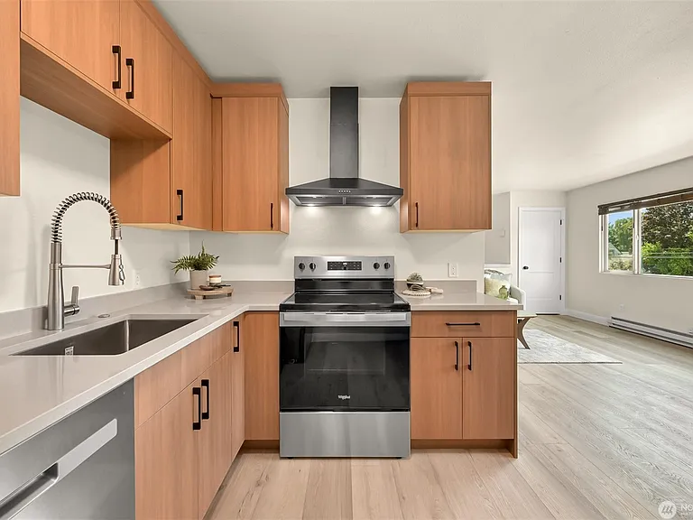 810 Irving St — Photo 13
