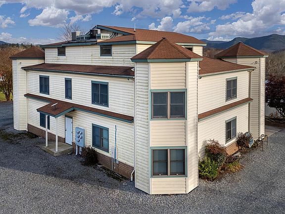 3rd image of 45 NE Castle Ct