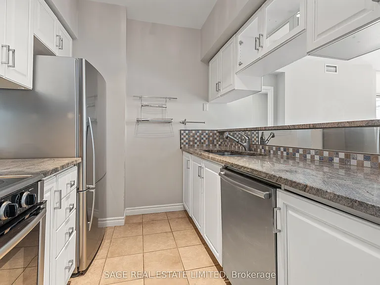 1 Deer Park Cres #803 — Photo 8