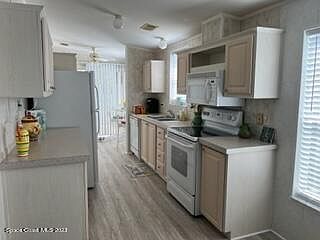 4th image of 937 Laurel Cir