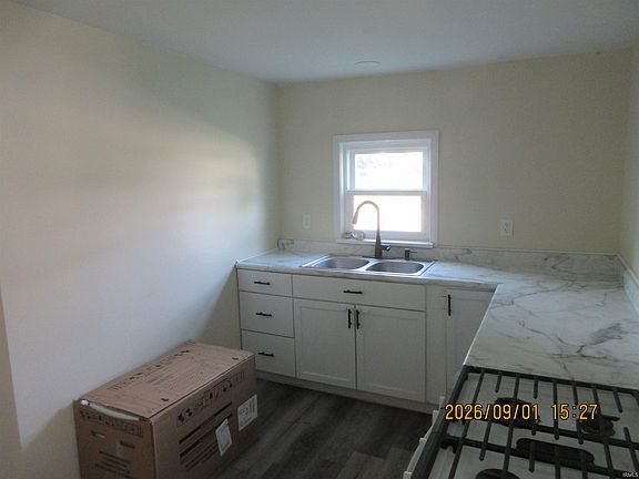 3rd image of 910 E Market St