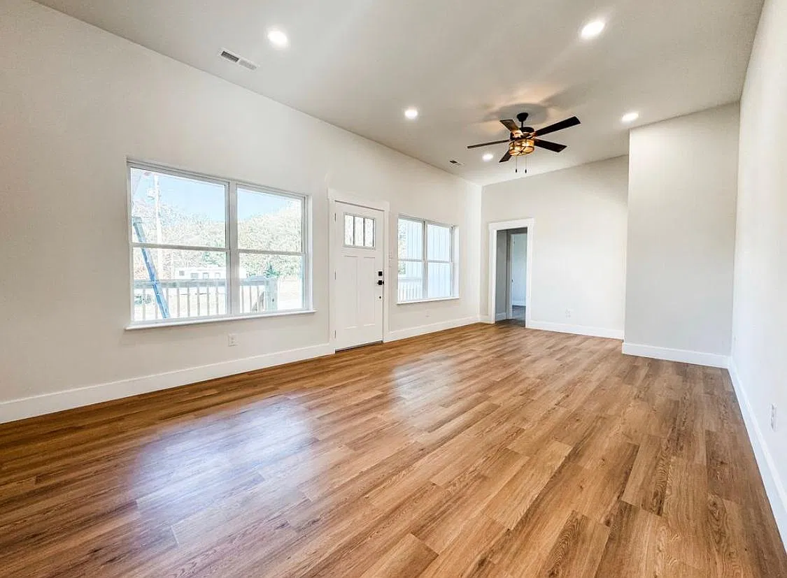 3 bed, 1055 sqft, $1,800 — Photo 2