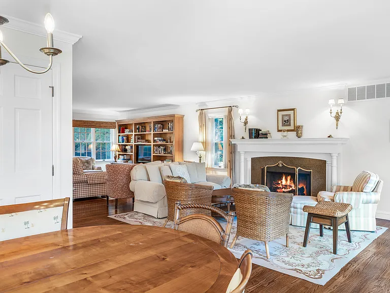 45 Quogue St — Photo 6