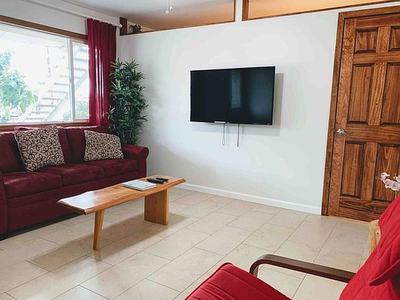 Family room: Queen size sleeper/sofa, 4KHD Roku TV, free WiFi, ceiling flan, ceramic floor tiles. Loft with 2 twin XL beds accessible through the solid pine door.