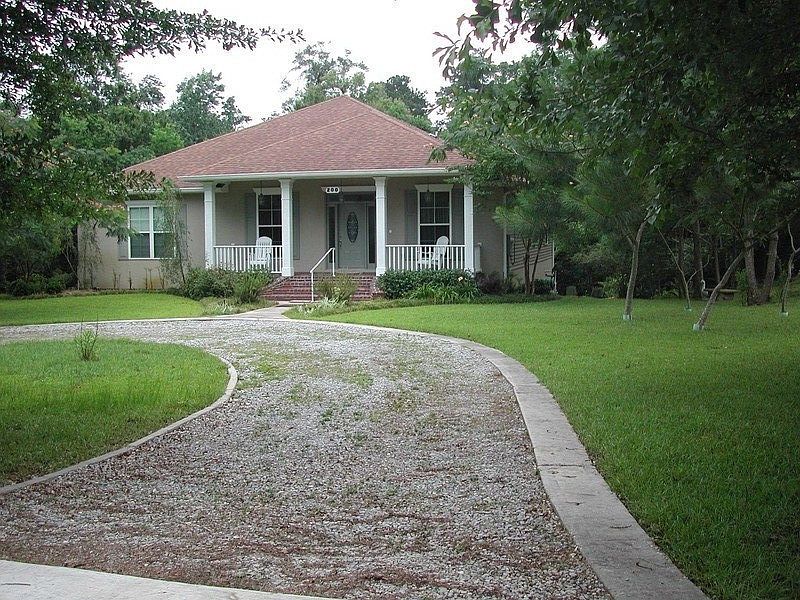 200 Ponchitolawa Drive, Covington
						:
						Constructed in 2009 to be energy efficient.

Decks & patio in rear