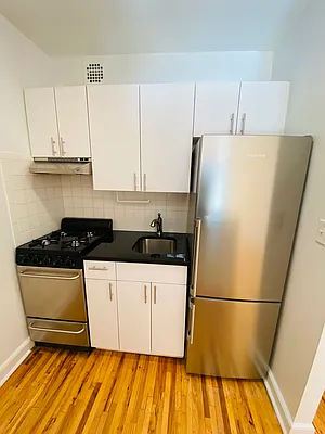 Rented by Metropolis Real Estate of Manhattan | media 11