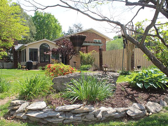 3rd image of 1407 Parklawn Dr