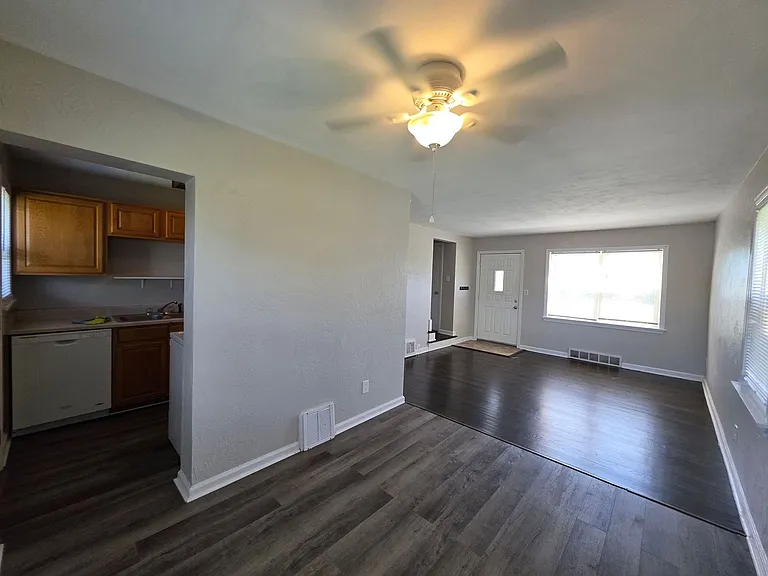 726 S Leonard St — Photo 5