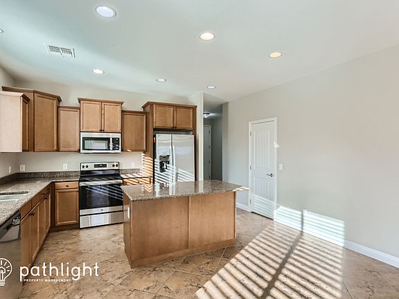 3rd image of 1013 W Brangus Way