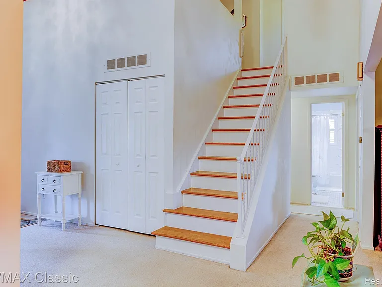 24323 Pinecrest St — Photo 5