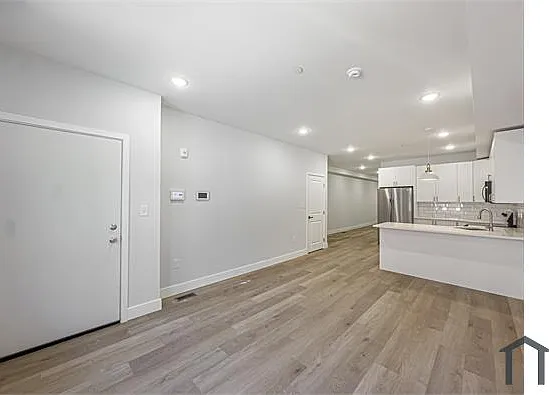 3 bed, $1,800 — Photo 4