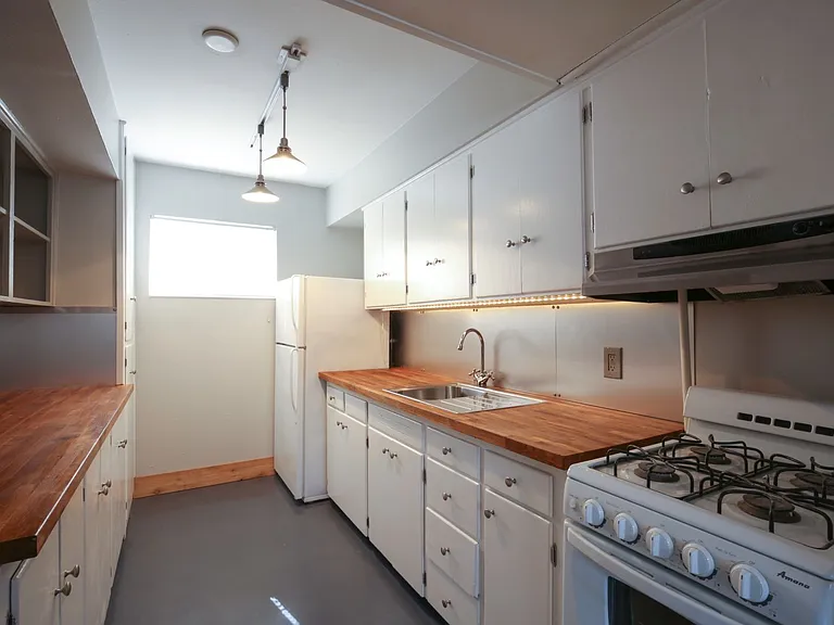804 N Locust St — Photo 34