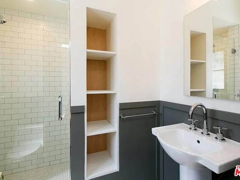1136 S Hayworth Ave — Photo 18