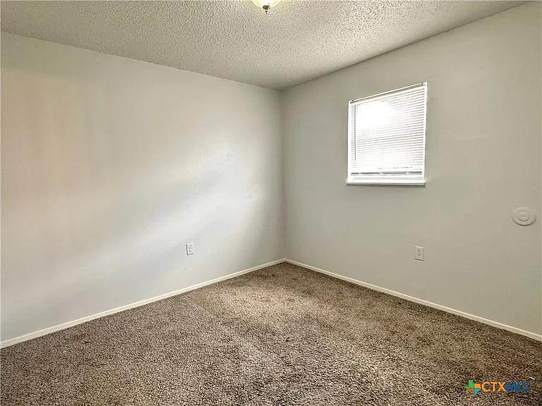 1706 N Interstate Highway 35 #11 — Photo 7