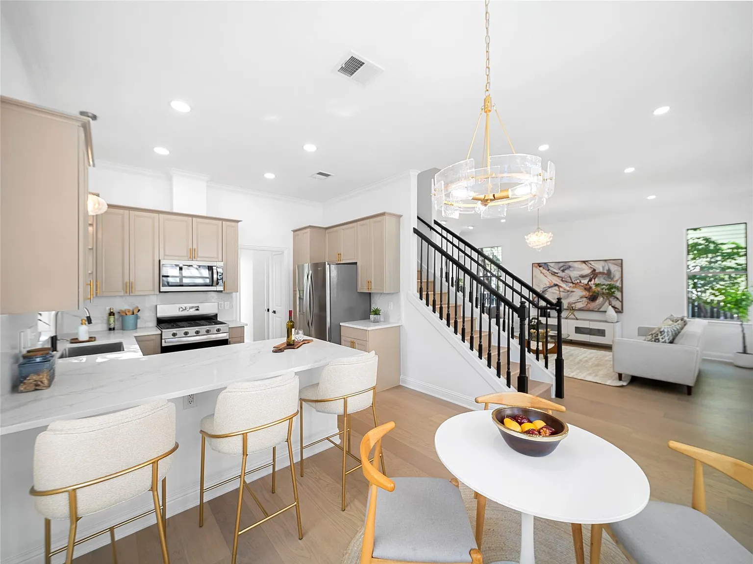 7 bed, 5.0 bath, 3290 sqft, $8,700 — Photo 2