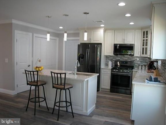3rd image of 51 Sabinas St