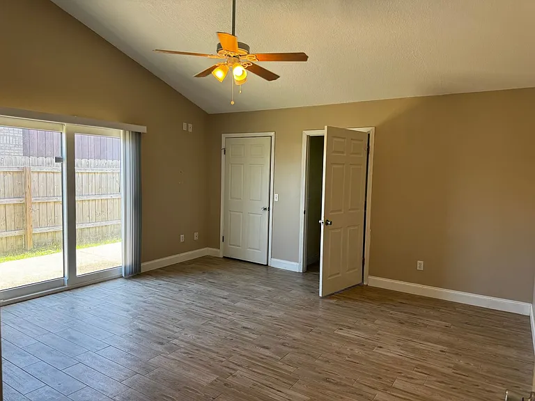 907 Lee Ct — Photo 13