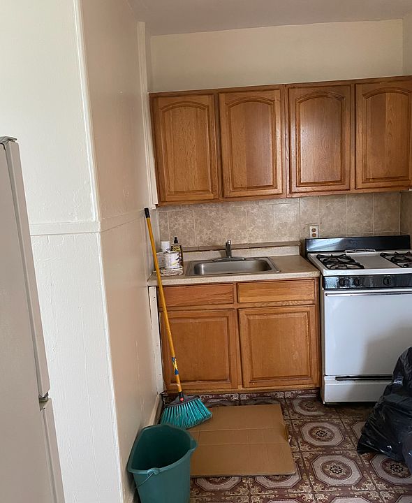 1st image of 25 Clarendon Ave APT 1