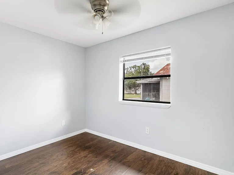 638 W 8th St — Photo 7