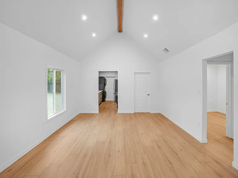 1914 Echo Park Ave — Photo 3