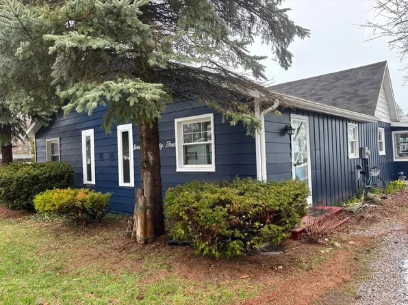 7024 Lakeport Dr, Lakeport, MI 48059