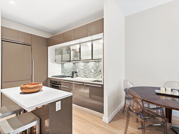 3rd image of 75 Wall St APT 18N