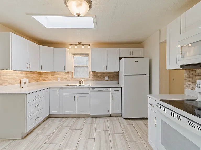 1032 E Glenn St — Photo 15