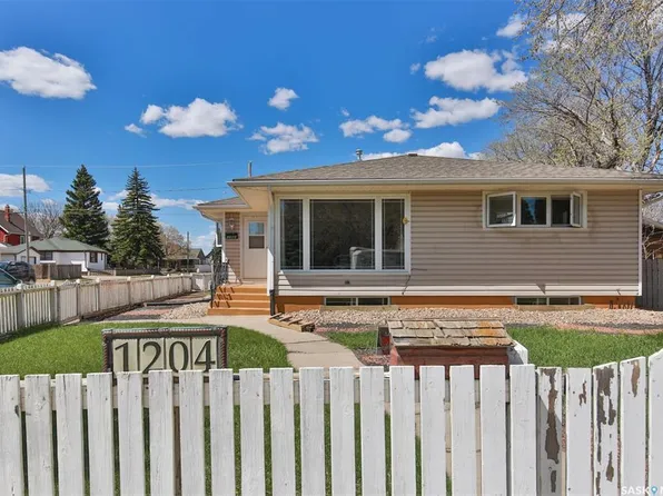 1204 3rd AVENUE NW, Moose Jaw, SK S6H 3V3