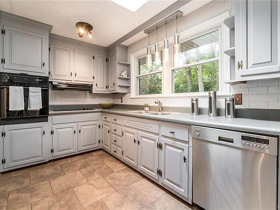 4th image of 7629 Comanche Dr