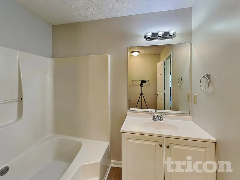 645 Dillon Dr — Photo 6