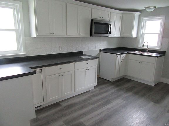 3rd image of 325 W 7th St