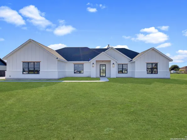 222 Double Creek Loop, Seguin, TX 78155