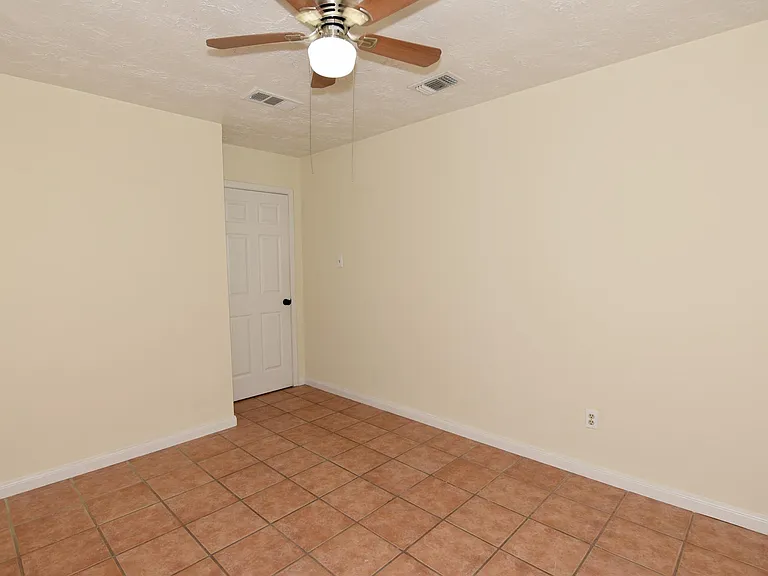 16222 Queensdale Dr — Photo 24