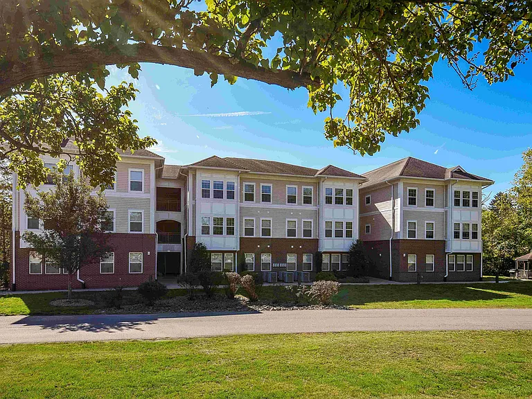 Exterior Diamond Pointe Apartments