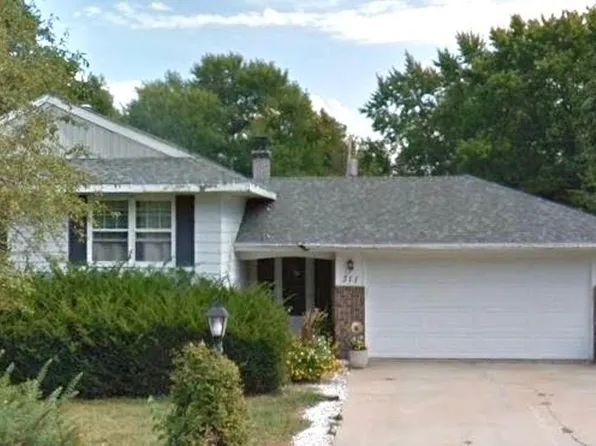 311 Weathering Dr, Mahomet, IL 61853