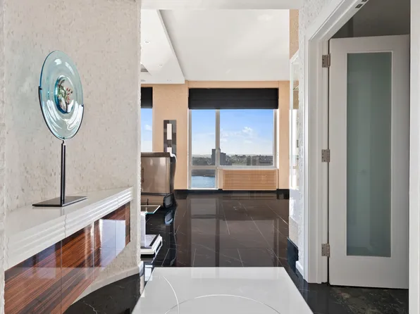 100 Riverside Boulevard image 11 of 37