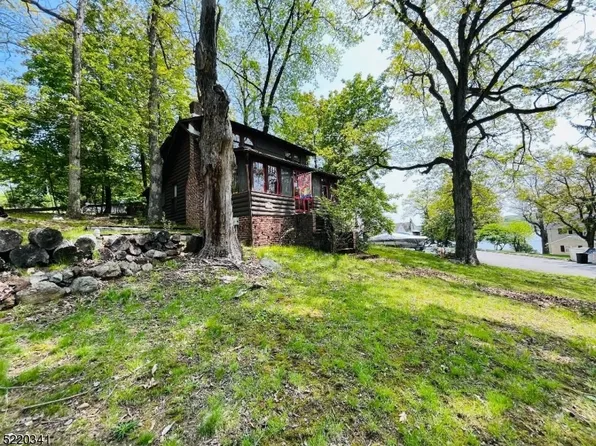 21 Sharps Rock Dr, Hopatcong Boro, NJ 07843