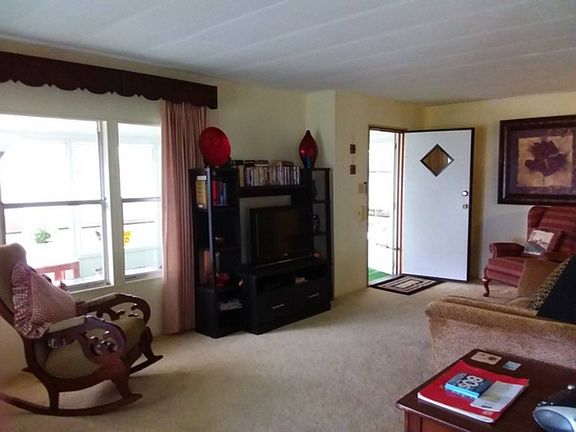 2nd image of 100 Emerald Dr E