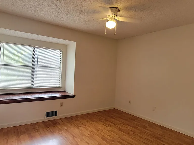 1221 W Hopkins St — Photo 7