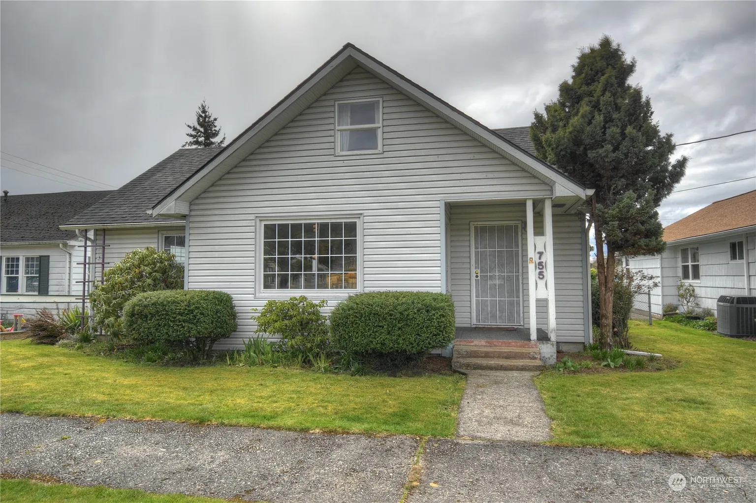 755 SW Cascade Street photo 1