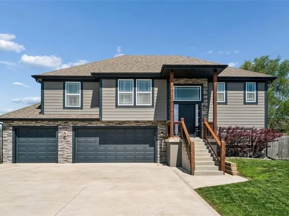 912 N Hickory Dr, Tonganoxie, KS 66086