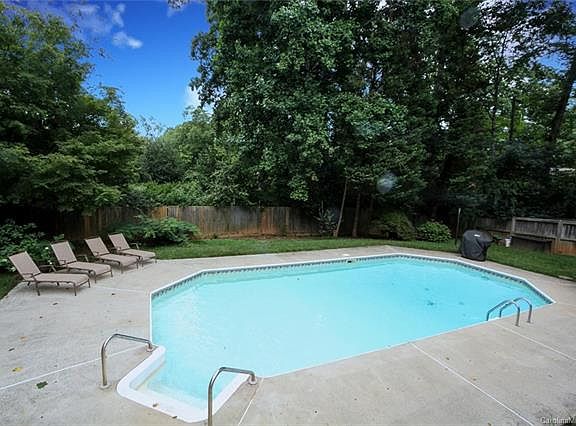 3rd image of 6600 Glenleaf Ct