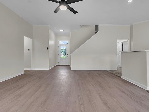 5th image of 460 Lakewood Dr