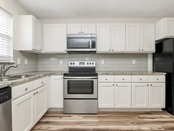 Ceramic cooktop, stainless steel oven/stove, and microwave.